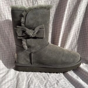 Uggs with bows‎